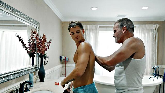 отчим моет взрослого пасынка в душе и дрочит ему