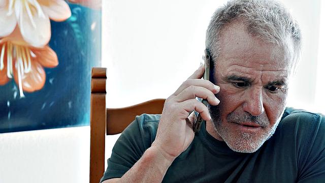 отчим моет взрослого пасынка в душе и дрочит ему