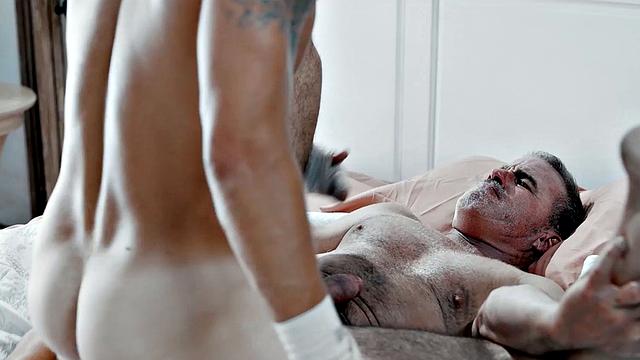 отчим моет взрослого пасынка в душе и дрочит ему