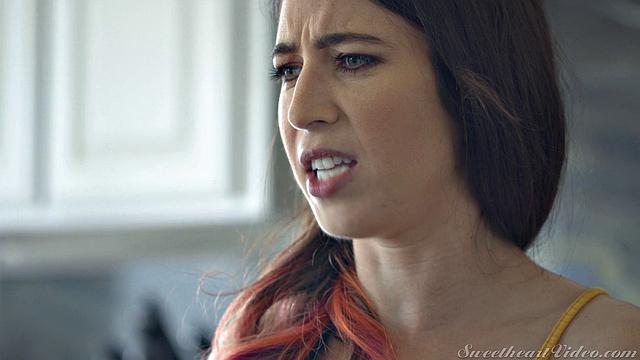 Серена Блэр и Леда Лотария устраивают страстный секс после горячей битвы едой на кухне, обе кончают и заливают друг друга соком!