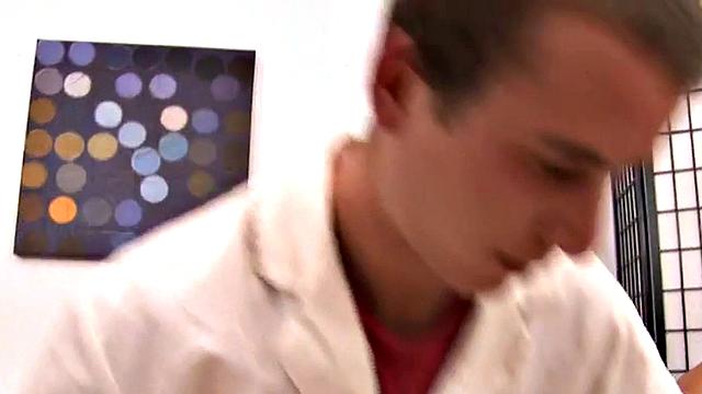 британские госпожи по очереди трахают своего раба страпоном