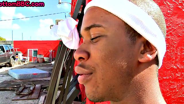 гопник строит из себя натурала, а белый все равно проверит