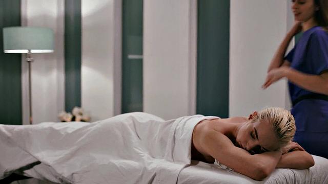 жаркая лесбийская страсть: массаж перетекает в дикий 69