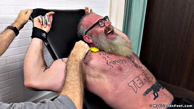 Рика щекочут и дразнят - Рик