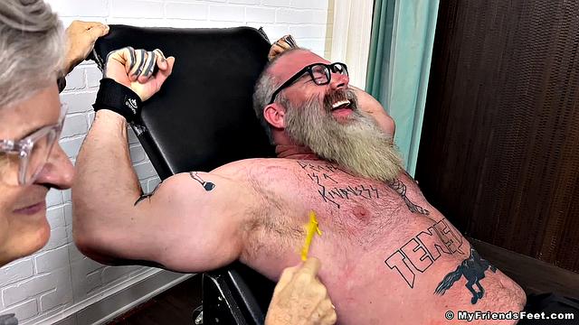Рика щекочут и дразнят - Рик
