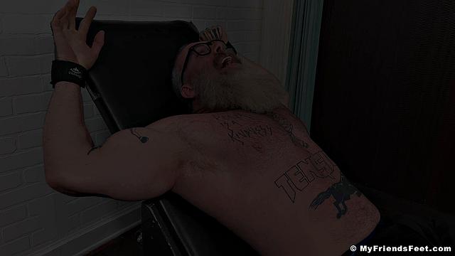 Рика щекочут и дразнят - Рик