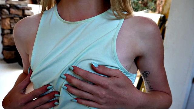 миниатюрная блондинка в трусиках ласкает себя и пробует анал