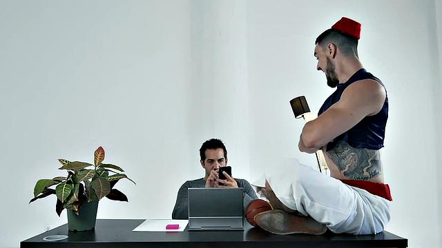 Джини глубоко сосет член своему парню