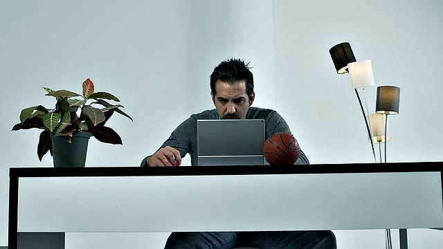 Джини глубоко сосет член своему парню