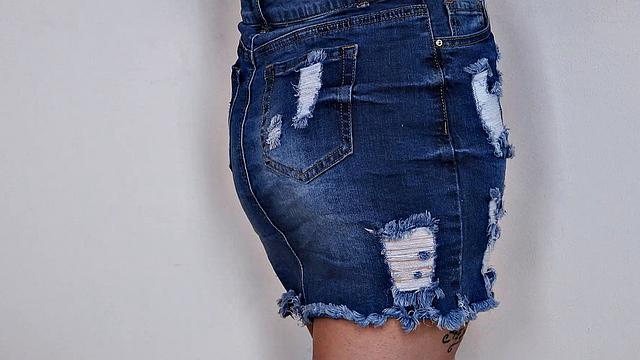 Ленна Люкс доводит себя до экстаза пальцами в постели