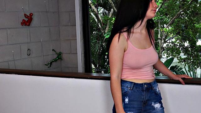 Ленна Люкс доводит себя до экстаза пальцами в постели