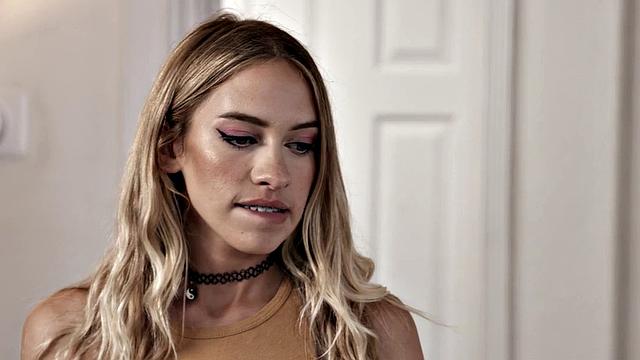 блондинка с маленькой грудью трахается с bbc на диване