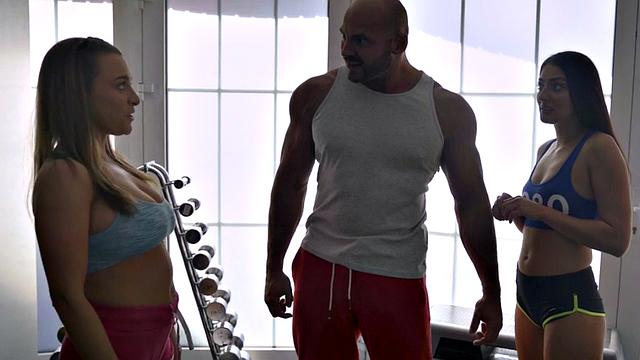 Athletic nymphos seducing coach for gym threeway