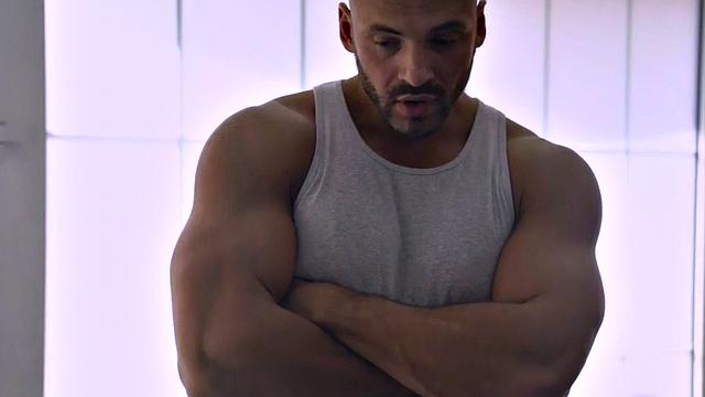 Athletic nymphos seducing coach for gym threeway