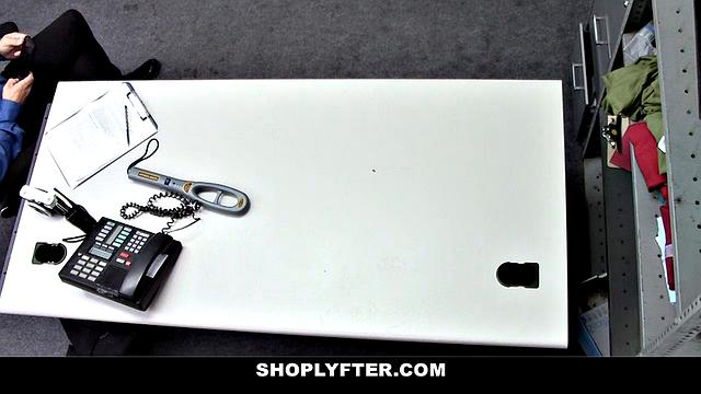 блондинка у копов: сперла ожерелье - теперь ловит всё, что дадут