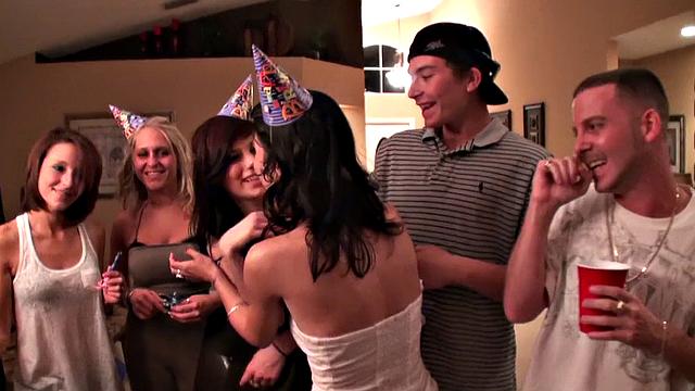 день рождения брюнетки: жаркая групповуха с друзьями и тату