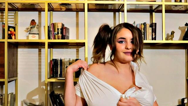 nolly Evans: Busty Dream