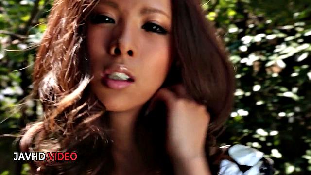 Японская богиня Ema Kisaki отдается в жестком двойном проникновении и получает порцию спермы глубоко в киску.