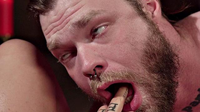 беременная госпожа даёт лизать ноги и в попу