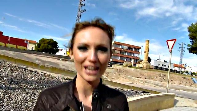 смотри, как ненасытная телка трахается на улице в pov