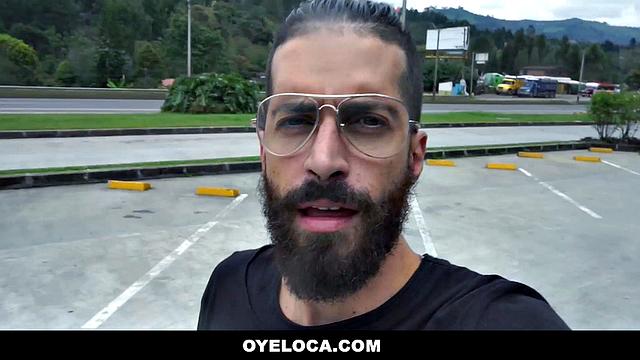 жгучая латинка в очках орёт от мощного траха по-испански