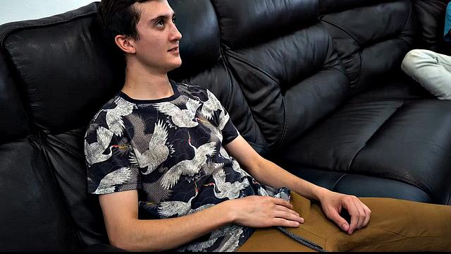 Грег сперва даёт член завистливому племяннику, потом трахает обоих парней