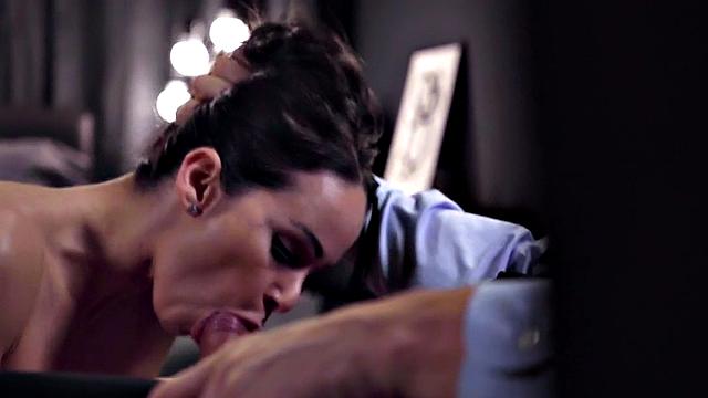 зрелая жена глубоко сосёт и скачет на члене мужа