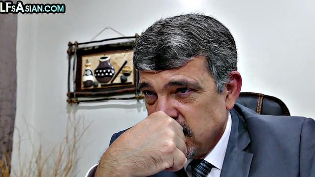 седой босс жёстко трахаeт стройного азиата в офисе