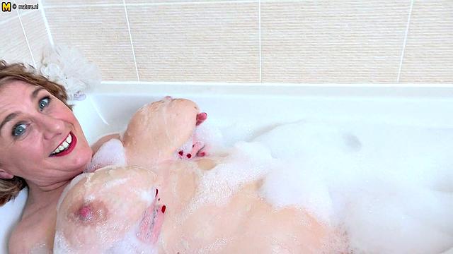 британская зрелая с огромными сиськами устраивает шоу в душе