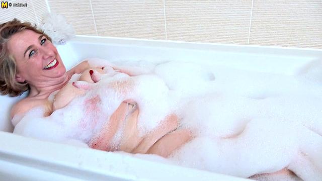 британская зрелая с огромными сиськами устраивает шоу в душе