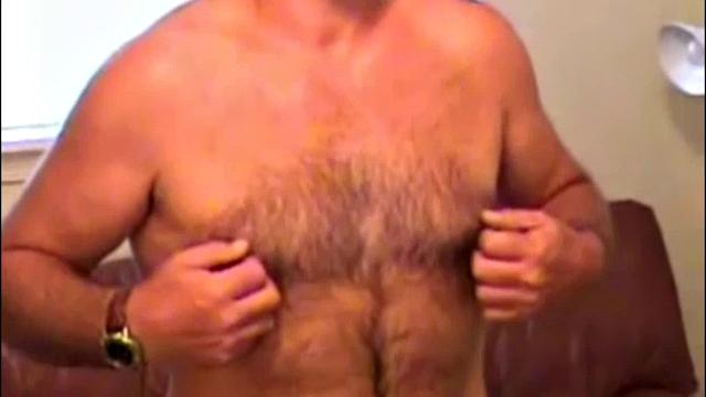 обаятельный ирландец с широкой улыбкой дрочит здоровенный член