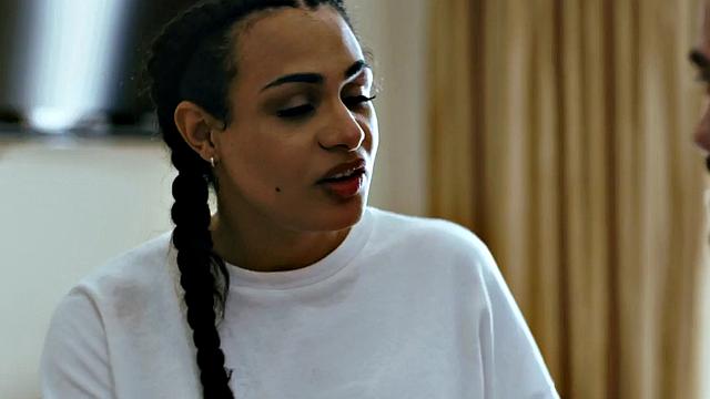 Брутальный трах в попу татуированной трапки с косичками от озабоченного мужика