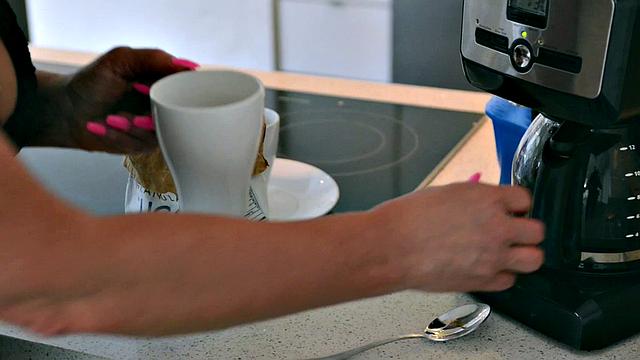 смотри, как зрелая Шанель Клайн сосёт и глотает сперму гостя