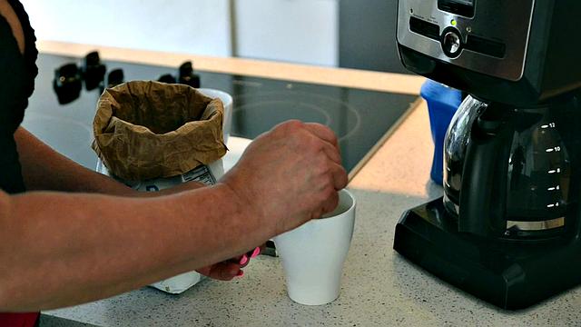 Cum-eating MILF fucks house guest