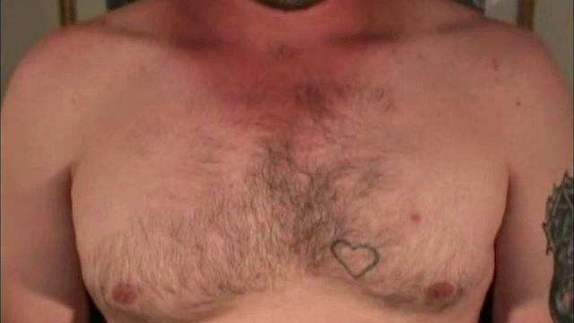 джеймс дрочит и кончает на камеру