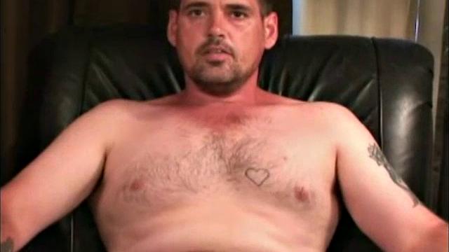 джеймс дрочит и кончает на камеру