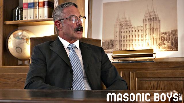 мускулистый трахается с брюнетом без гондона и вылизывает ему жопу