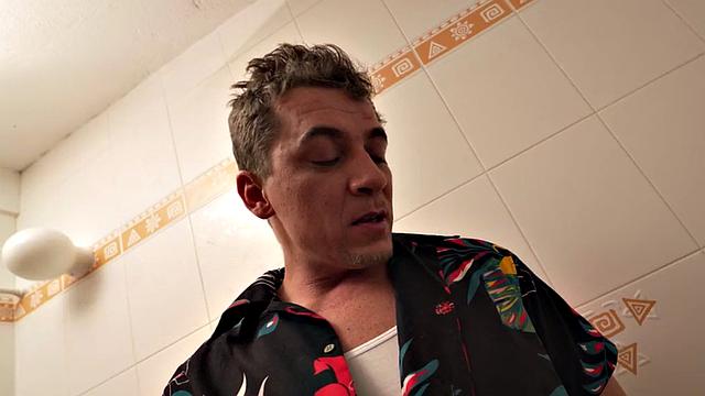 грудастая брюнетка из хостела получает по полной в мокрую киску