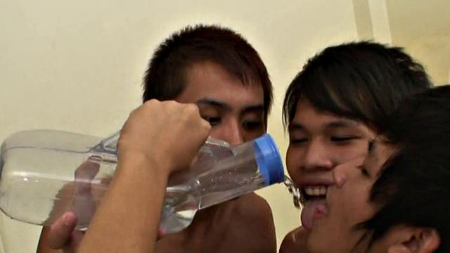 golden shower Asians enjoy 3some barebacking anal