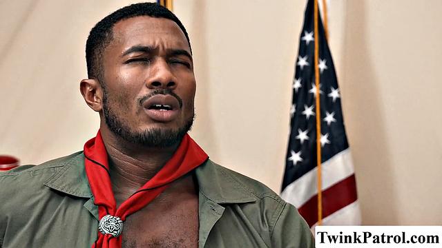 Скаут наслаждается попкой твинка