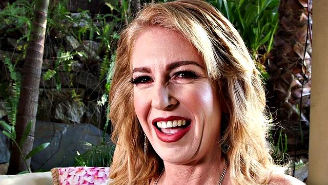 Sindi Star's pussy display