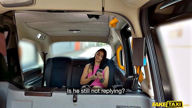 татуированная чешка жарко трахается в такси и принимает сперму на лицо