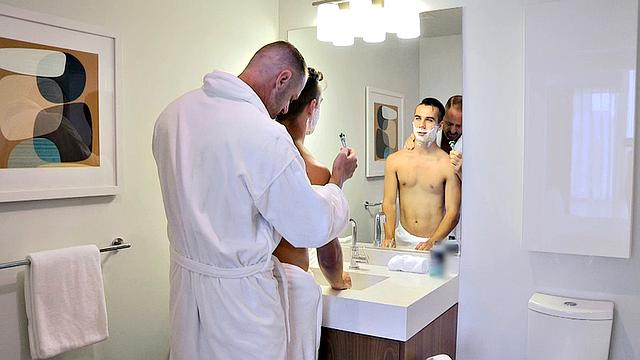 бойфренд отчима учит азам страсти в ванной