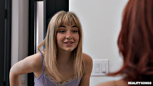 похотливая мачеха с сиськами уводит парня у дочки