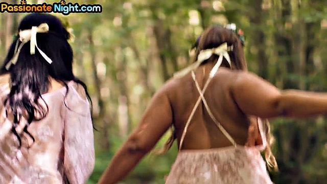 худая блондиночка ловит сперму на лицо-шутит и облизывает всё