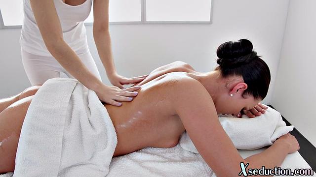 Oiled bigtitted babe fingered by masseuse