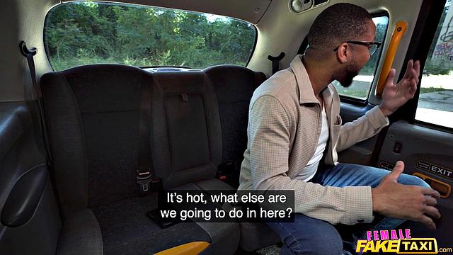 брюнетка в обтягивающем платье получает сочный анал в такси