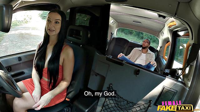 брюнетка в обтягивающем платье получает сочный анал в такси
