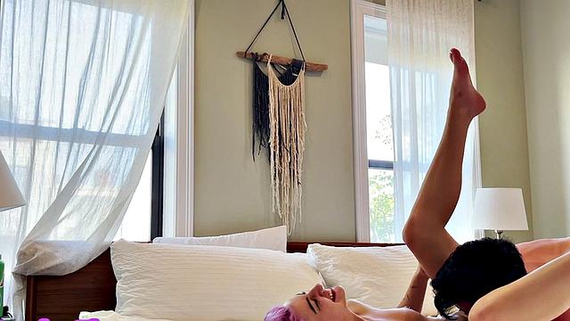 Amateur lesbian spoils GF at home with fingers and tongue