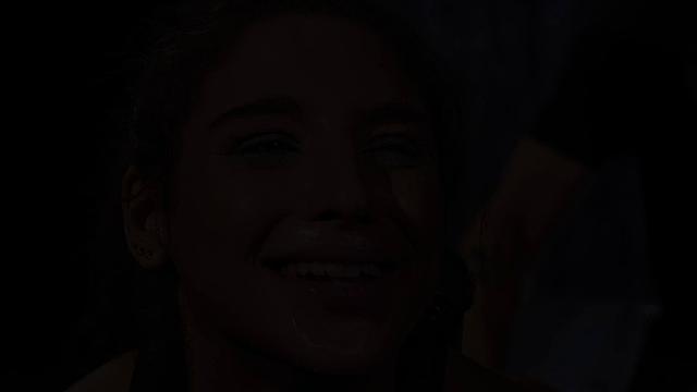 жесткий хозяин связывает и наказывает игрушками